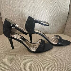 🩷🩵 ALFANI  BLACK SATIN HEELS  W/GEMS. Size  8M